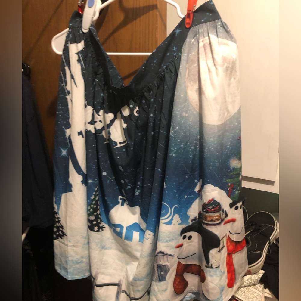 🎄Christmas Scene Skirt- 761 $20 or $15 w/offer